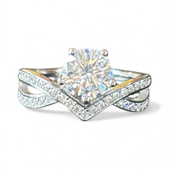 Sterling Silver 1 Carat Moissanite Ring Size 5 - Picture 2 of 4